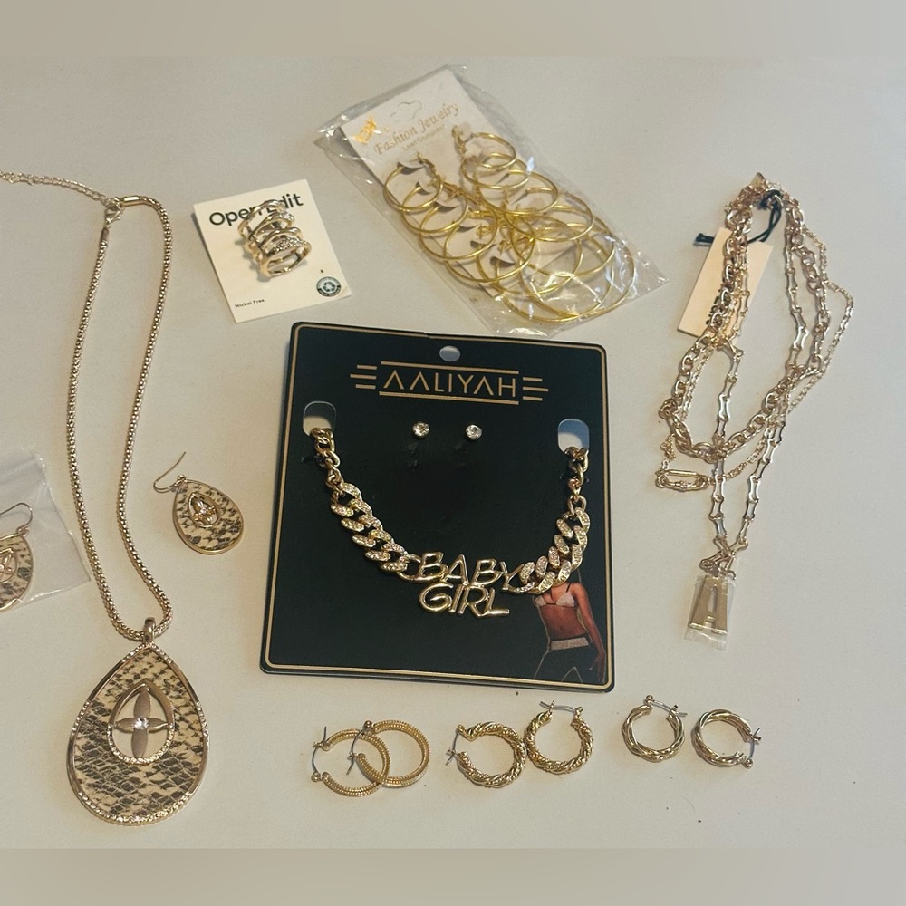 Lot of 8 pieces of Jewelry in Gold tone Necklaces, Ring & Earrings